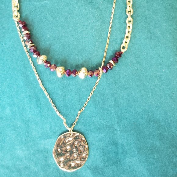 Time and Tru Jewelry - 2/10$ 2 strands necklace gold tone and red